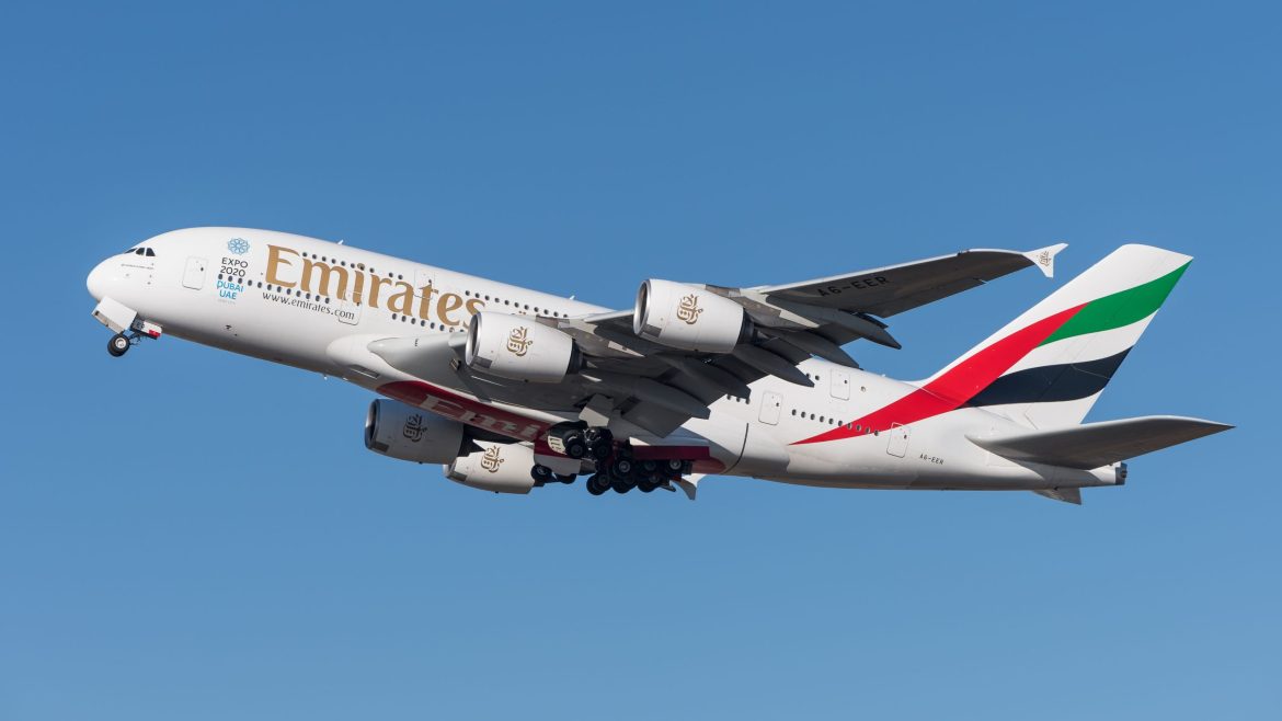 Emirates_Airbus_A380-861_A6-EER_MUC_2015_04-scaled-1